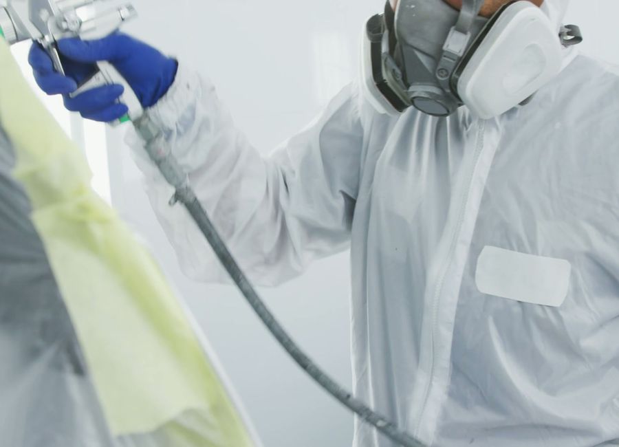 Trabajador con traje de protección